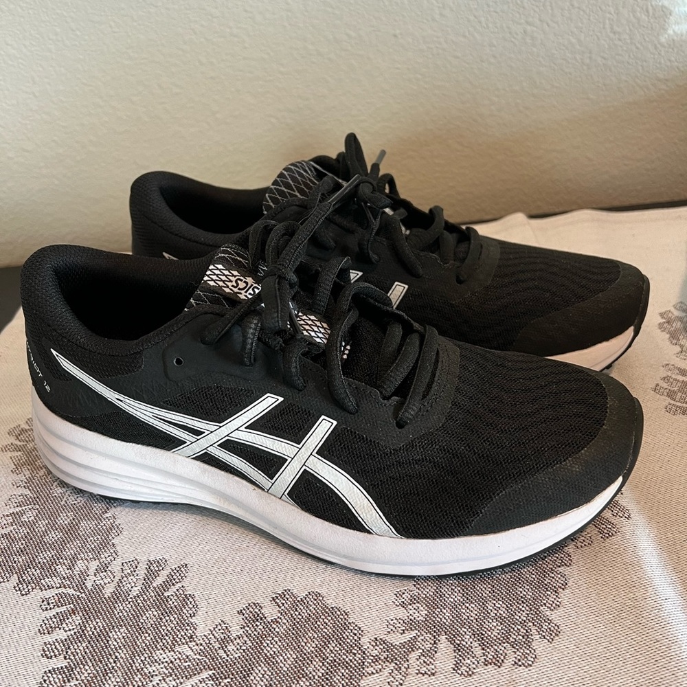 Asics women’s sneakers barely ever used, size 6 1/2 Black and White.